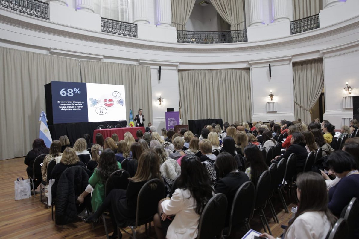 FebaOk's tweet image. #AHORA
#PlenarioMeCame_MeFeba
Liderazgo Femenino: "Mujeres, participación y la paradoja de la prioridad"
@JuliWacker, Cliente Executive en #IBMArgentina, líder voluntaria de la Business Resource Group de Mujeres de #IBMArgentina

@bancoprovincia @Fogaba @IBMArgentina