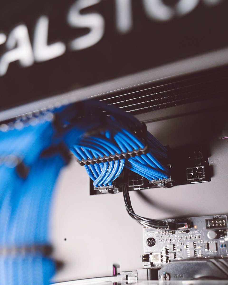 DigitalStormPC's tweet image. Our master builders perfecting the cable management on your Aventum. Stay tuned for the full build video. #AdvancedPC