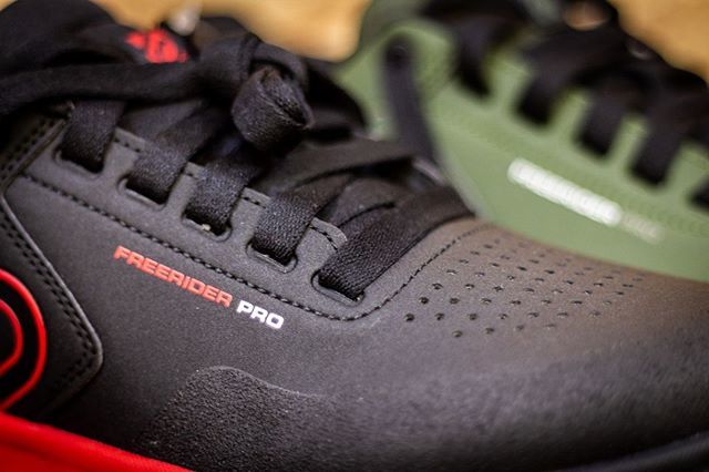 With winter on its way now is a great time to make the switch to flat pedals, and what better shoes to use than the @fiveten_official free rider pros? These DWR coated and protective shoes are ideal for winter riding, and stealth rubber provides a locked… ift.tt/2NGNbLn