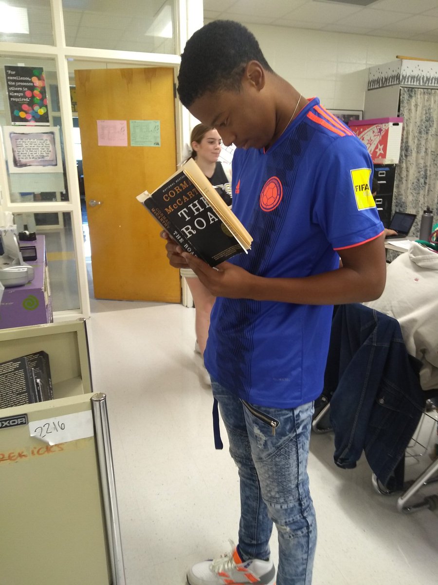 rabuns_readers's tweet image. #RandomActsOfReading on Tiger Trail!
@FCHSTigers