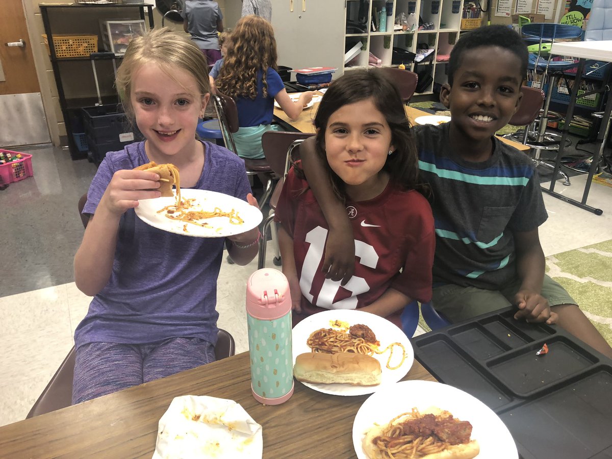 rvines3rdBPES's tweet photo. We tried spaghetti on a hotdog bun!   @BluffParkElem #readingrocks https://t.co/6vYYCecyEu