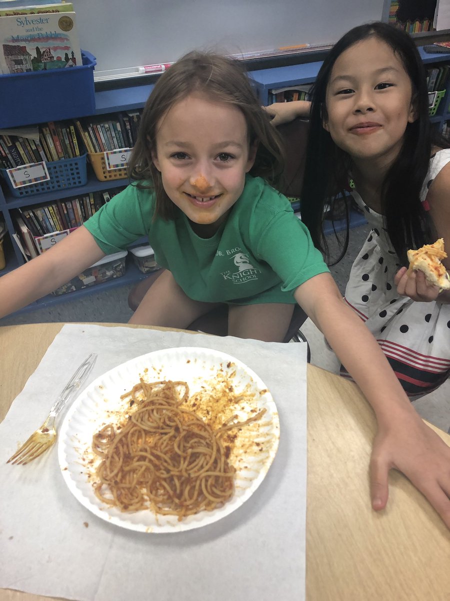 rvines3rdBPES's tweet photo. We tried spaghetti on a hotdog bun!   @BluffParkElem #readingrocks https://t.co/6vYYCecyEu