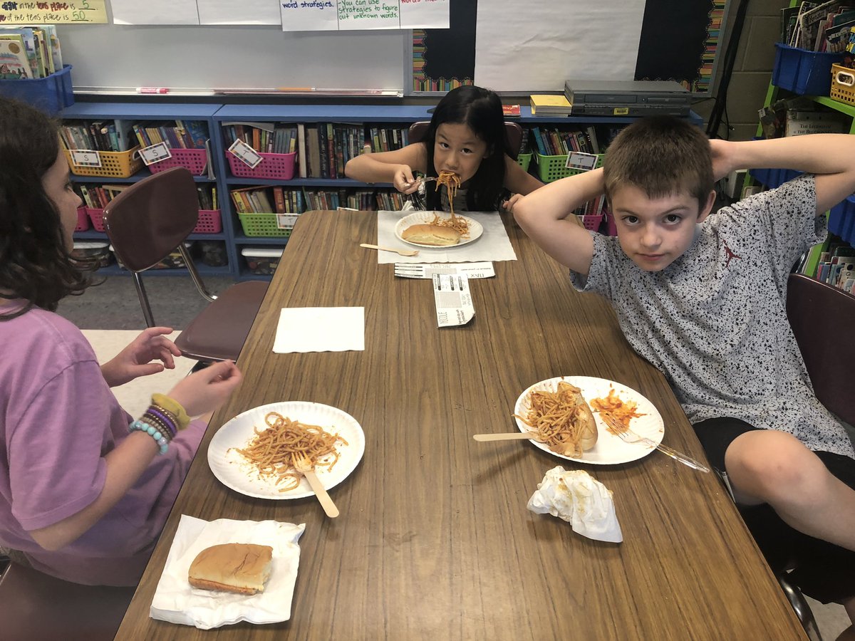 rvines3rdBPES's tweet photo. We tried spaghetti on a hotdog bun!   @BluffParkElem #readingrocks https://t.co/6vYYCecyEu