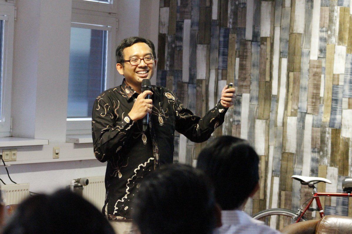 havasoegroseno's tweet photo. Dr. Yustian Alfiansah ilmuwan ⁦@lipiindonesia⁩, ahli bakteri tambak udang yang diterima postdoc di Pusat Studi Maritim Tropis Jerman paling top di Eropa. Beliau menemukan metode tepat peningkatan produktivitas udang tanpa anti-biotik dan pro-biotik. https://t.co/c75vY7QkHR