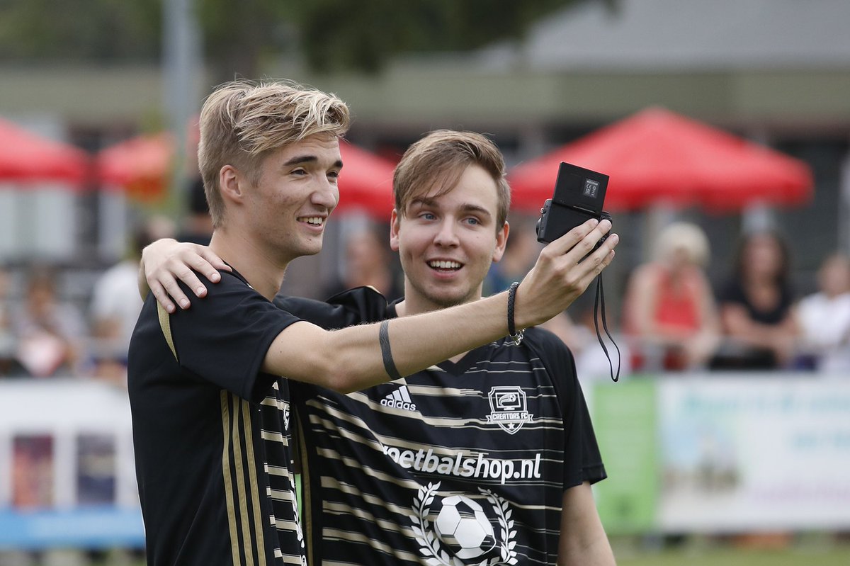 MUST SEE 👀 Zieke samenvatting met het debuut van @GameplayWorldXL (Gio) en <a href="/DylanHaegens/">Dylan Haegens</a> in topvorm. Sliding koning <a href="/Fifalosophy/">Matthy 🛋</a> (Matthy) ijzersterk achterin met @DoNotPressNL(Koen) Kortom, klik snel:  youtu.be/Y6wpCdORVtg #creatorsfc