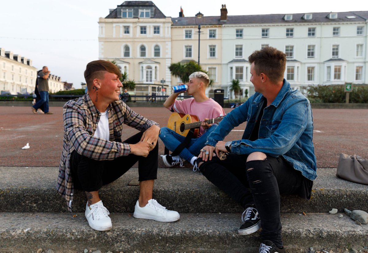 Drinking on your own in the street looks ok if you bring friends with you ...

📸 It's Your Crew