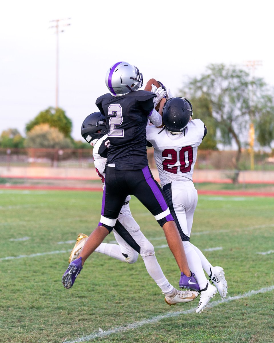 mommabear_of4's tweet photo. Tonight we head to Red Mountain, the smiles on this kids face playing wide receiver and killing it, makes all my long hours, sleepless nights all worth it. @xcastillo_lefty Keep Pushin mijo. Thank you Gilbert for these amazing photos! @gilherm https://t.co/P5nvuq1ts0