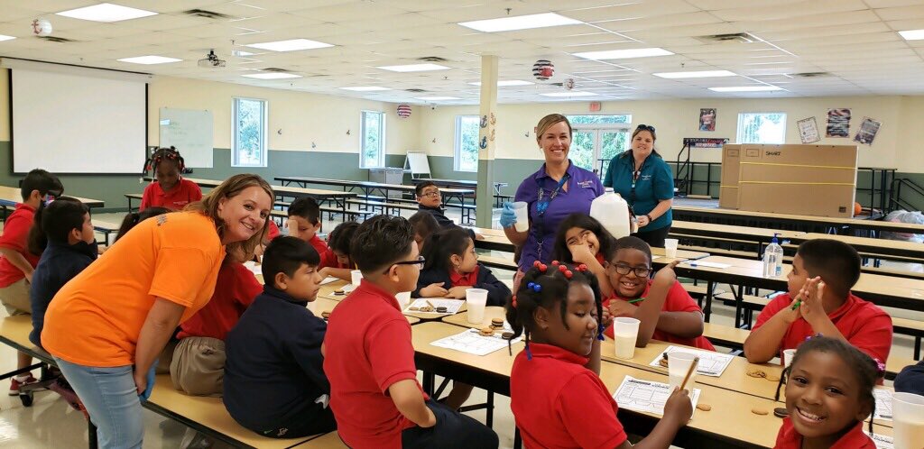 Manateecharter1's tweet image. 3rd Grade is practicing the science inquiry process using “The Great Cookie Dunk”. Everyone had a blast! Way to go scientists! 🍪 #sailAway #sciencestars #gomcs #mantaraypride