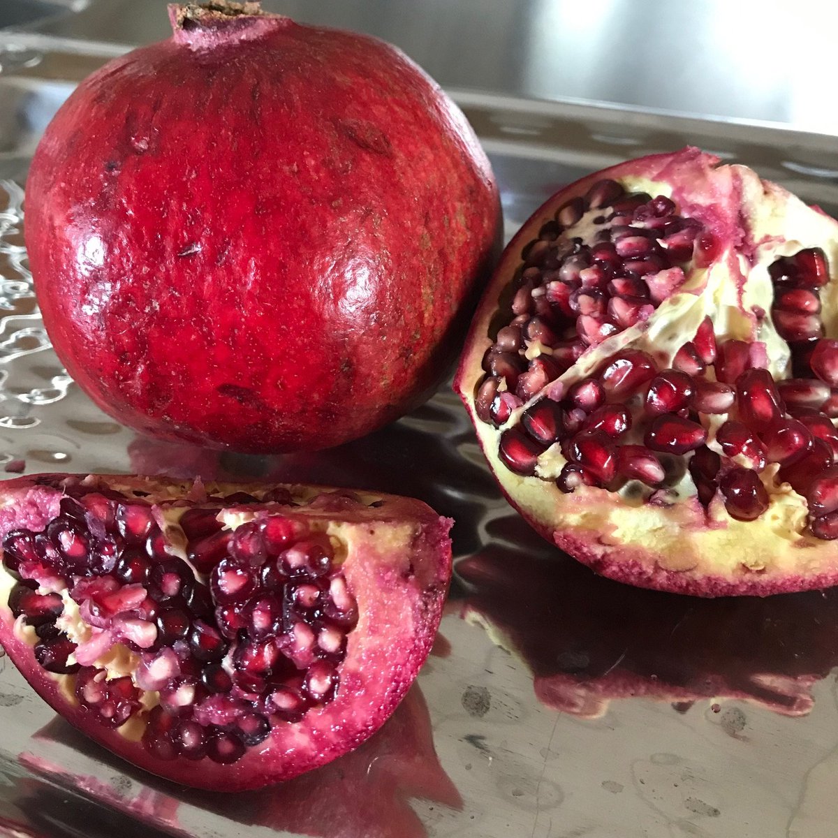 GetFreshProd's tweet image. Poms are here and looking spectacular! Pomegranates have arrived early this season and they’re bursting with plump, juicy arils. Use these little jewels as a garnish for salads, add them to yogurt or simply pop them in your mouth and enjoy the sweet nectar and satisfying crunch.