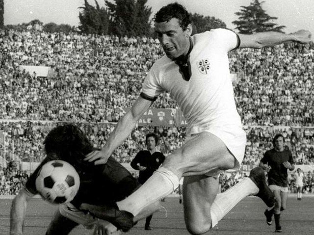 EpicFootball_'s tweet photo. "Ho vissuto un calcio in cui certi liberi tiravano una riga vicino alla loro area e dicevano: se la passi ti spacco"

Gigi Riva https://t.co/MFUarXisBq