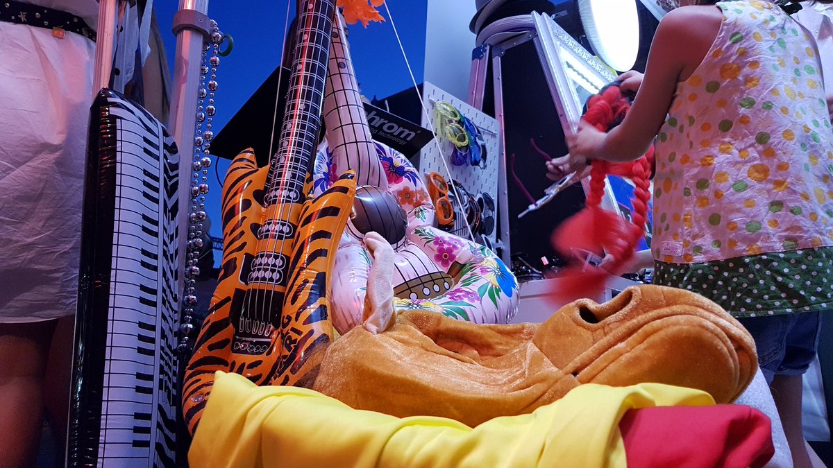 OrangeBFC's tweet photo. Tentez l'expérience du miroir photo ! C'est fun, c'est gratuit, et c'est sur le stand Orange dans la cour d'honneur du Palais des Ducs face à la place de la Libération 😉 #CDR2019 https://t.co/5oiwKqhrg2