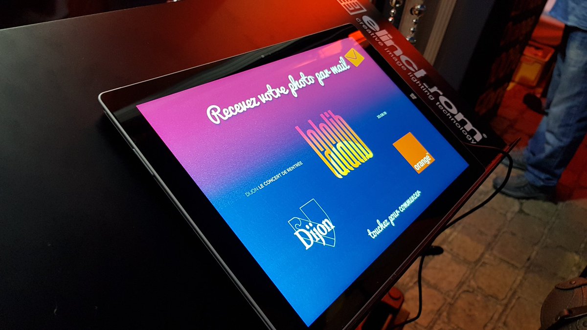 OrangeBFC's tweet photo. Tentez l'expérience du miroir photo ! C'est fun, c'est gratuit, et c'est sur le stand Orange dans la cour d'honneur du Palais des Ducs face à la place de la Libération 😉 #CDR2019 https://t.co/5oiwKqhrg2