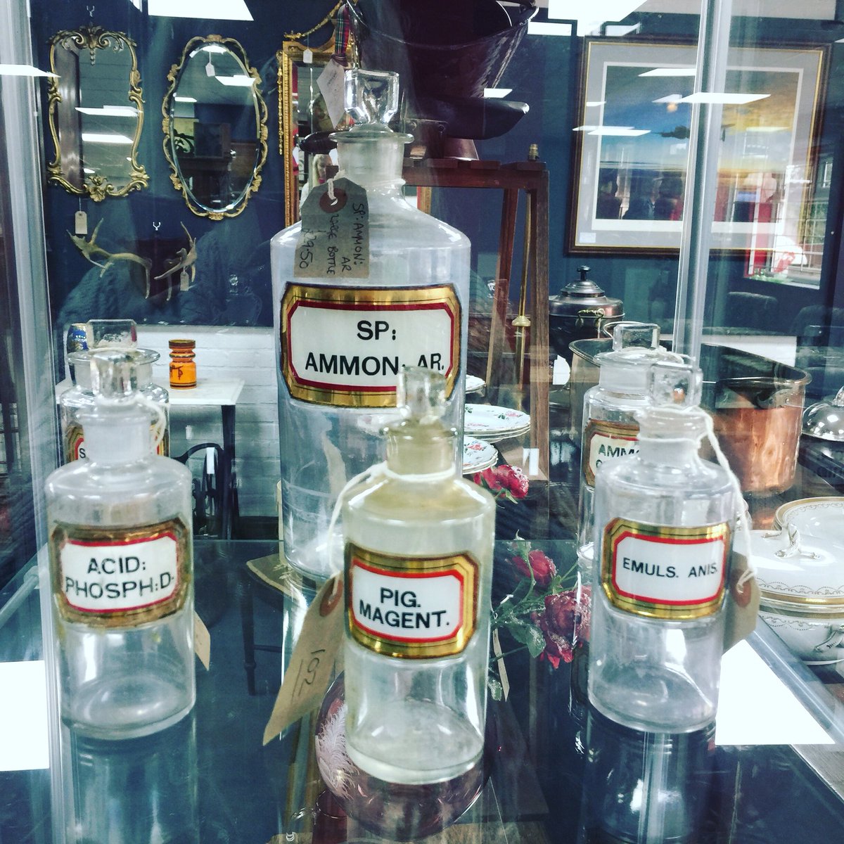 astraantiques's tweet photo. We hope your enjoying that Friday feeling. Back open tomorrow 10-5 #chemistsbottles #vintagechemist #antiques #astraantiquescentre #hemswell #seeyoutomorrow #lincolnshire #bathroomdisplay https://t.co/46L2yzXPlQ