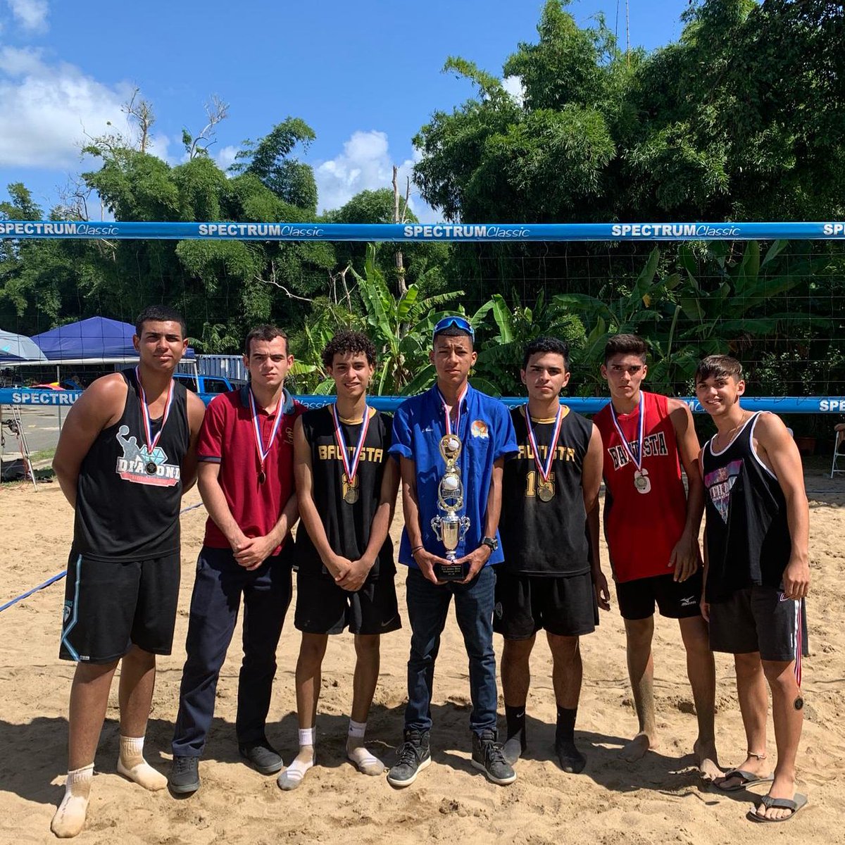 CBCaguas's tweet photo. #Hawks Senior Masculino de Voleibol. Campeones del Torneo Voli-arena de la Academia Cristo de los Milagros.
#Deportes #ProgramaExtracurricular #OrgulloCBC 💛💙 https://t.co/iakXP0eSCW