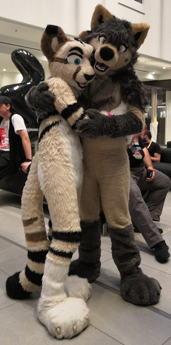 Have a great fursuit friday everyone! 
Feat. <a href="/moof_woof/">🌸 Moof 🌸</a> and <a href="/dunepaws/">Dunepaws</a> #EF25 #FursuitFriday