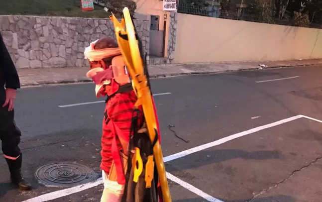 g1's tweet photo. Homem é atropelado por trem, e foge de hospital amarrado em maca no PR ==>  https://t.co/QYGweeMhb7 #G1 https://t.co/VtlC5PEV30