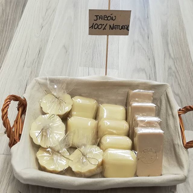 aromesrubi's tweet photo. Hecho con aceites vegetales y esenciales.
#jabonnatural #jabonartesano #jabonesnaturales #jabonenpastilla #jabondecoco #diy #hechoamano #hechoconamor #hechoconcariño #aceitesvegetales #aceitesesenciales #av #ae https://t.co/GiZWDWp7x5 https://t.co/Za1YgTWozr