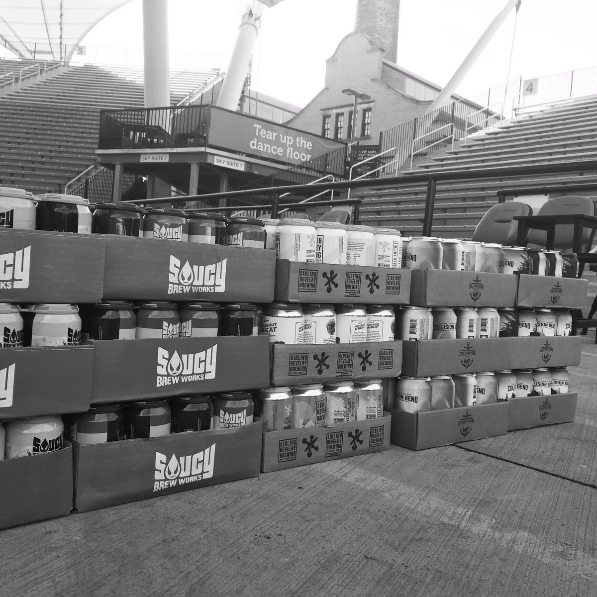beer5k's tweet photo. What a beautiful day in #cleveland! The sun is out, breeze off the lake, jets flying by, and the beer is being delivered. You can still join us to run, walk, or just drink some great #localbeer at the Cleveland Beer 5K at @jacobspavilion #beer5k #runlocaldrinklocal https://t.co/YF1mfehxPQ