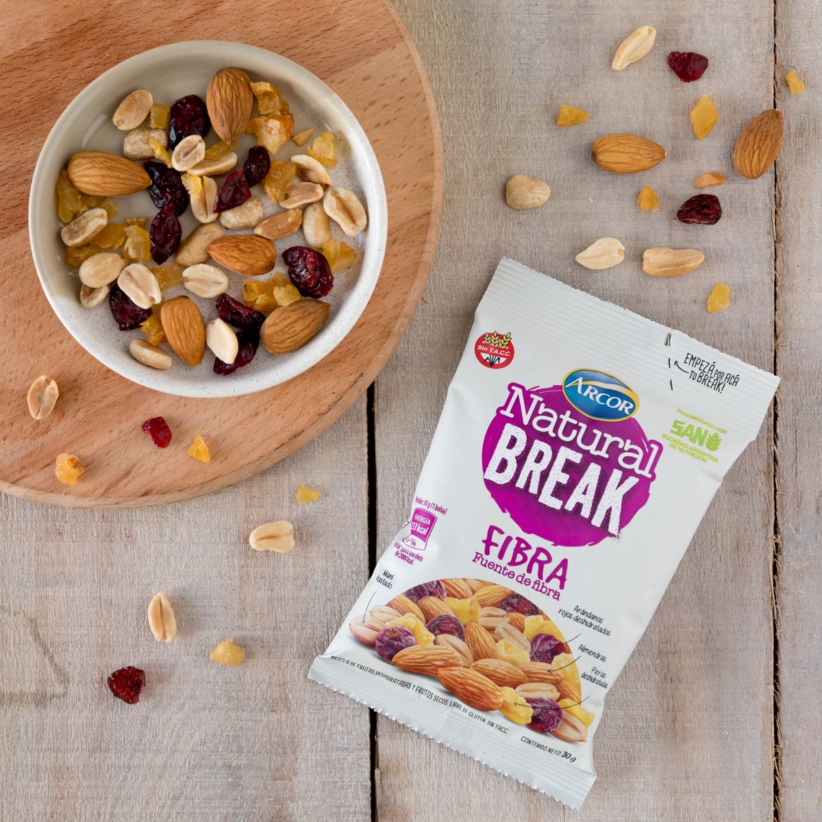 arcor's tweet photo. ¡Vamos que es viernes! El finde empieza hoy🙂. Recargá energía con #NaturalBreak Fibra: Maní tostado, almendras, peras y arándanos rojos deshidratados #SnackSaludable https://t.co/fw2Lhw52GO