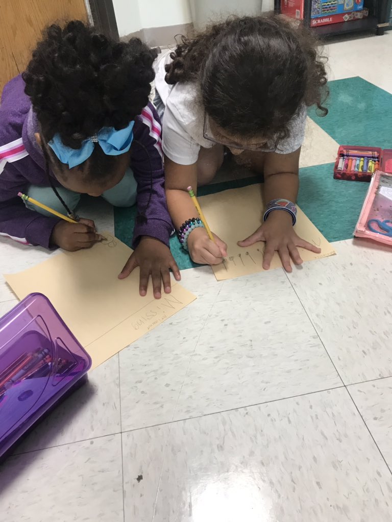 ms__cannon33's tweet photo. Generating questions, understanding the settings, and using text evidence ALL IN ONE! 🤷🏾‍♀️🤷🏼‍♂️???🍪🏠 https://t.co/jeD8vcLzXz