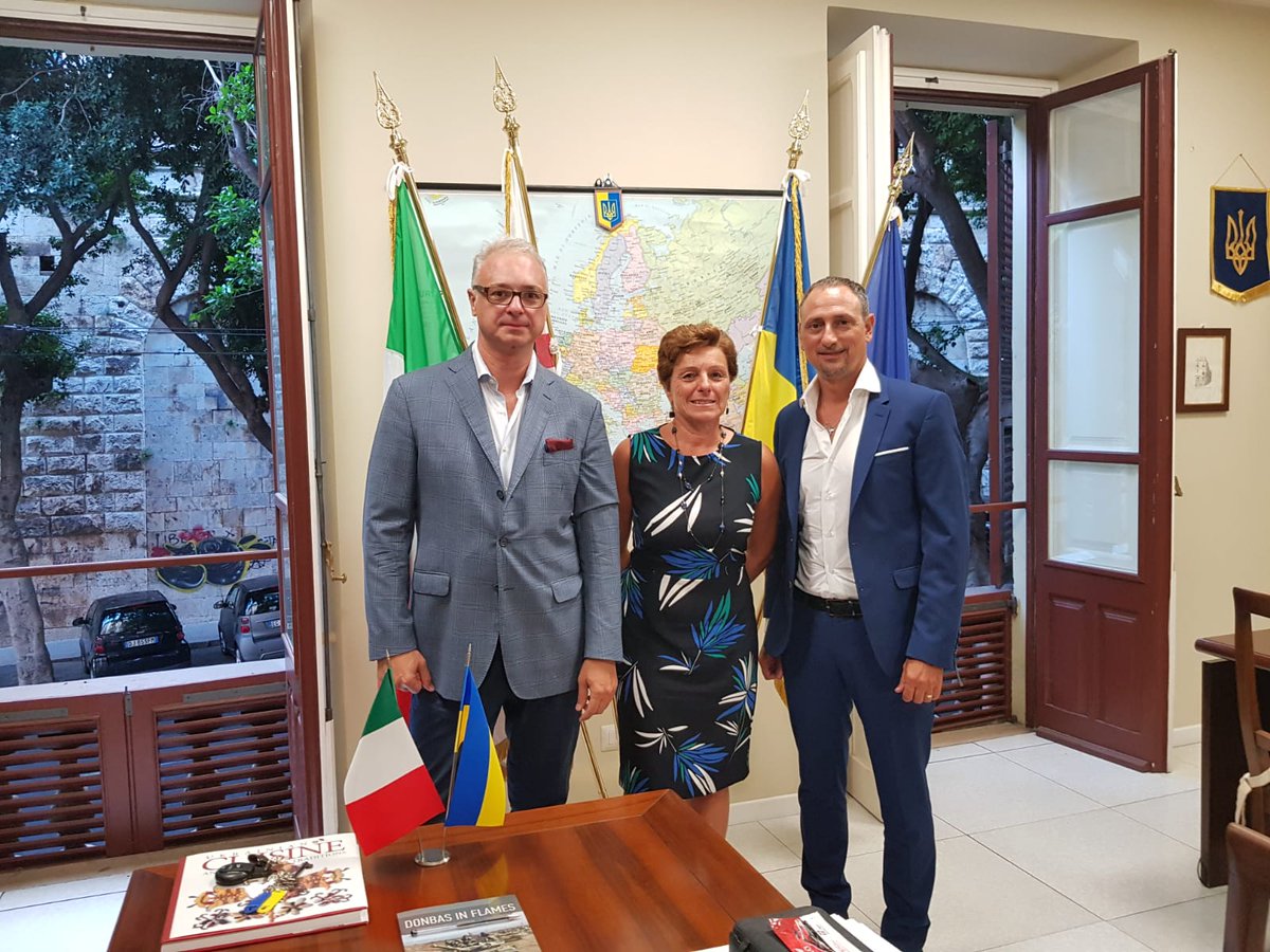 ale_caruc's tweet photo. Le possibilità di collaborazione e scambio di @univca con le università ucraine esplorate oggi nell'incontro con l'ambasciatore #Ucraina in Italia https://t.co/iCvY4wmD1z