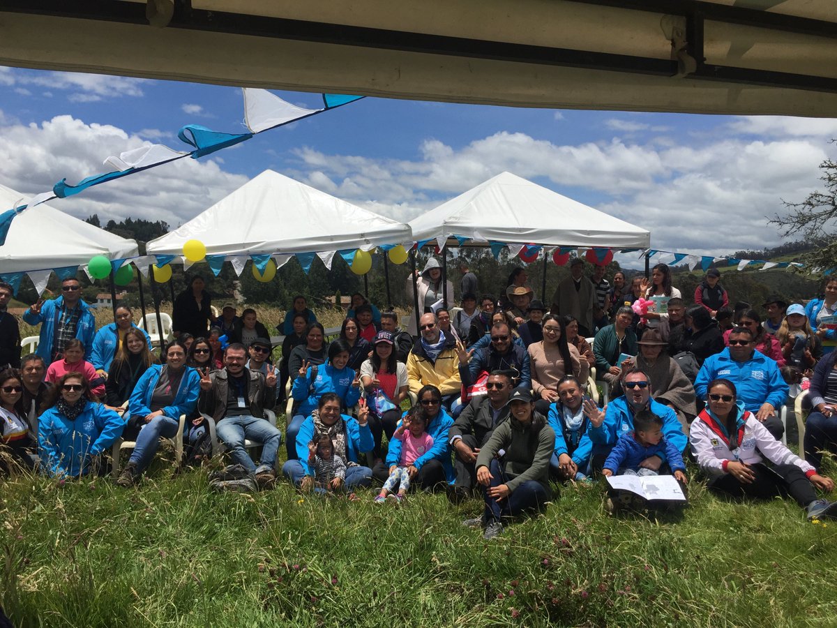 SSchapinero's tweet photo. Nos comprometemos con la comunidad de la vereda El Verjón de #Chapinero a tener en cuenta las recomendaciones de cada uno de los ejes de la política pública, para así garantizar el desarrollo del sector rural. 👏 https://t.co/JCTt701hAx