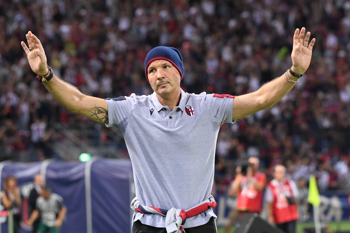 Bolognafc1909's tweet photo. 🤩 | SINISA C'È!

#BolognaSpal #WeAreOne https://t.co/NYOmNLsiRg