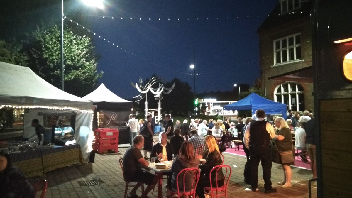 sally_hinkley's tweet photo. Lovely evening at the last #erithkitchen this year. Lovely ice cream from @JWICCLimited Roll on beer on the pier @GreaterErith @Reinstateltd and #FancyPizza nom, nom, nom! https://t.co/KXGyKJVVs6