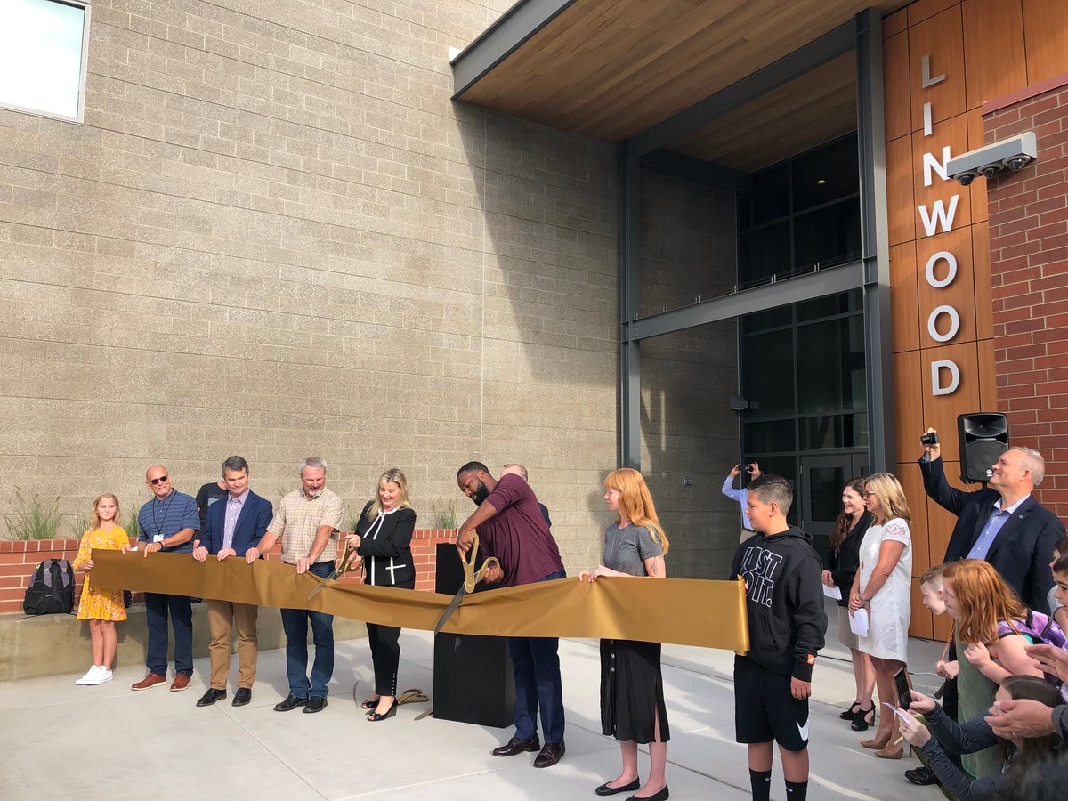 IntegrusArch's tweet photo. Happy #firstdayofschool Linwood Elementary School! @spokaneschools #ribboncutting #elementaryschool #TeamIntegrus #integrusarchitecture https://t.co/oP9Il9JKU2