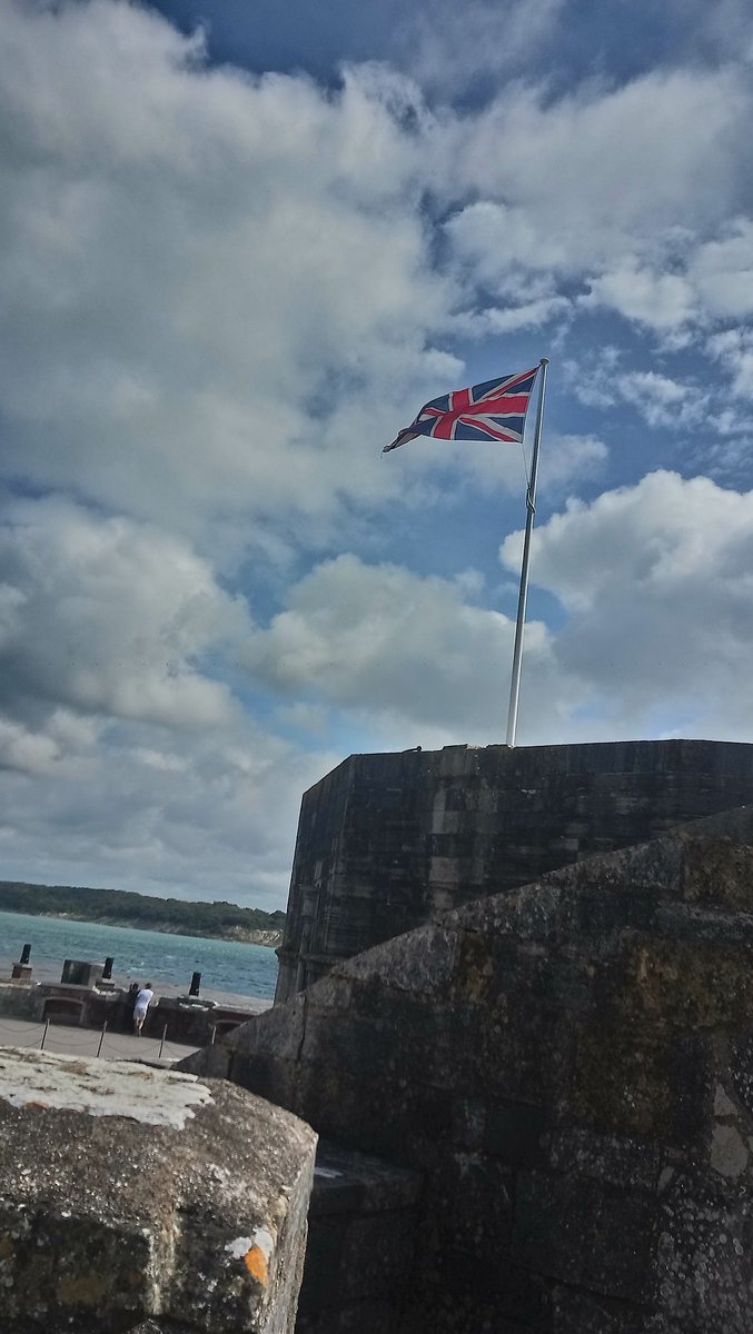 Such a lovely day <a href="/TheHurstCastle/">Hurst Castle</a> today <a href="/EnglishHeritage/">English Heritage</a>