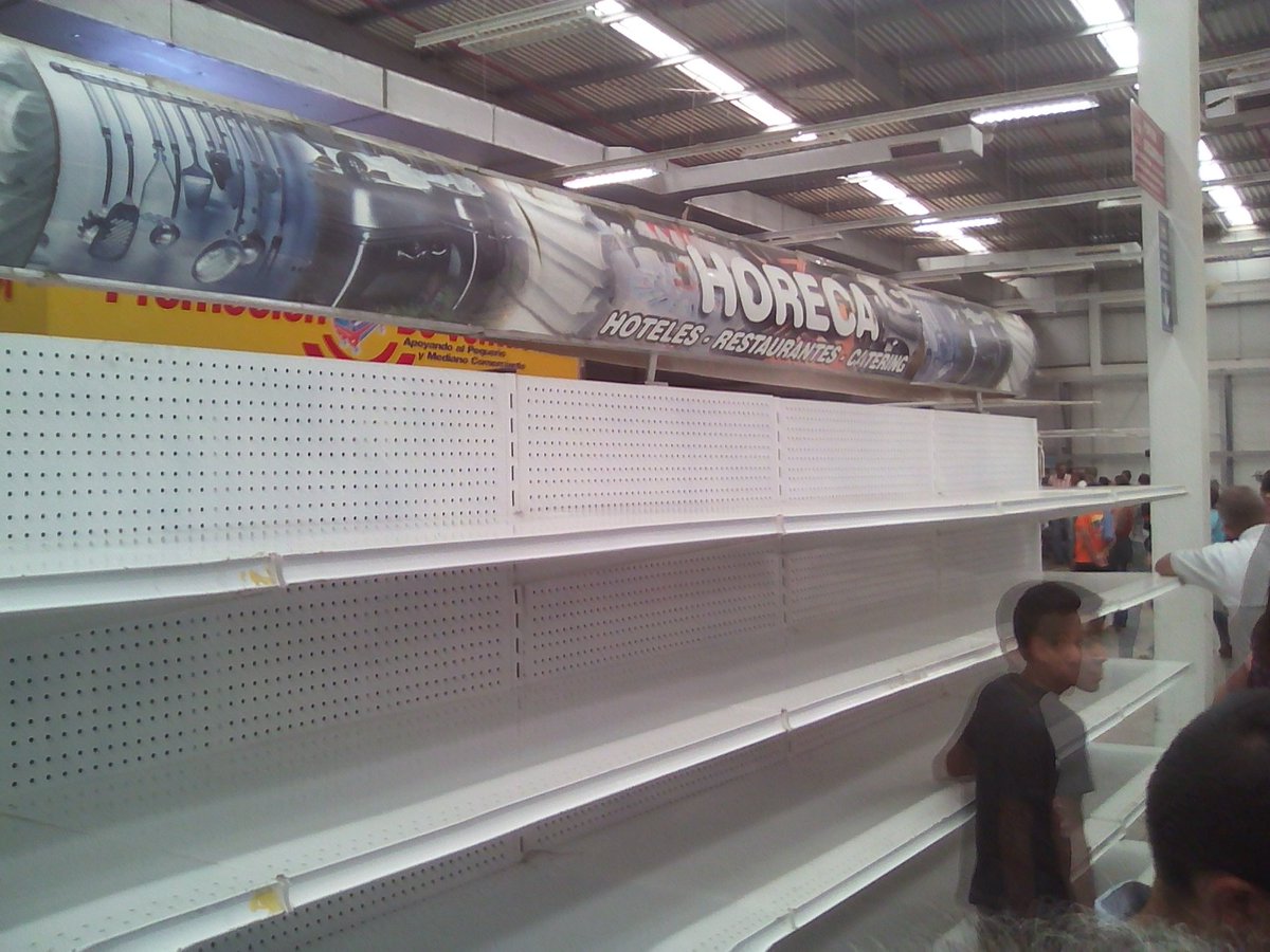 JavierReyesR's tweet photo. Así de larga está la cola para adquirir el carnet de Makro y así están los anaqueles... Quién entiende esto? https://t.co/izBTox5pWk