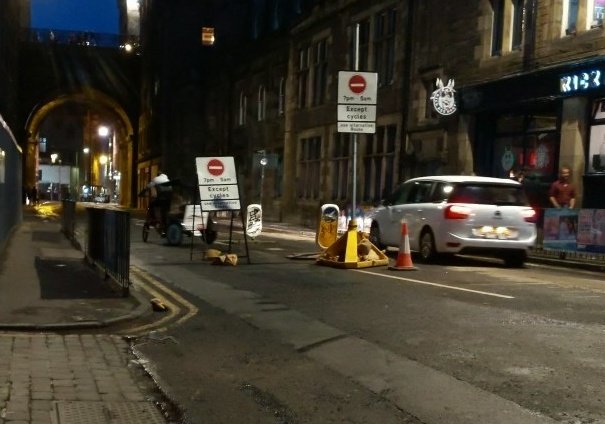 tesodb's tweet photo. Day 34: Road restrictions until 1 Sep. MIA barriers/cones heading in the final weekend with bar &amp; clubs open and walking tours. Bus the worst offender.
@Edinburgh_CC @edinhelp @EdinburghPolice
@jomowat @CllrCMiller @lmacinnessnp
#SummertimeStreets #Cowgate #Candlemaker #Edinburgh https://t.co/2jTtY0GGxm