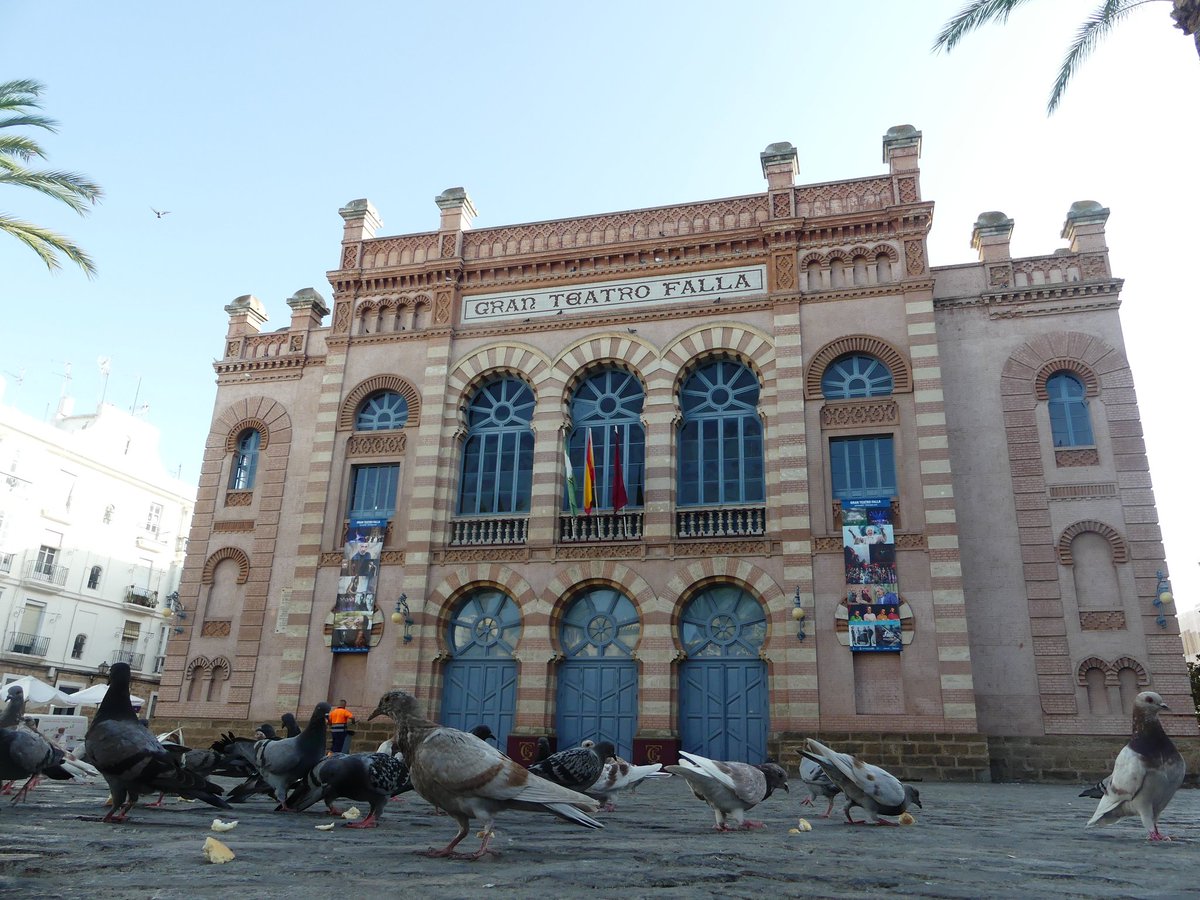 " Que no darías tu por ser un palomo y surcar el cielo. Que no darías tu por tener dos alas y alzar el vuelo. Lo mismo que yo daría por una mano, cuando me pica un huevo". De Plaza en Plaza. Chirigota  1997