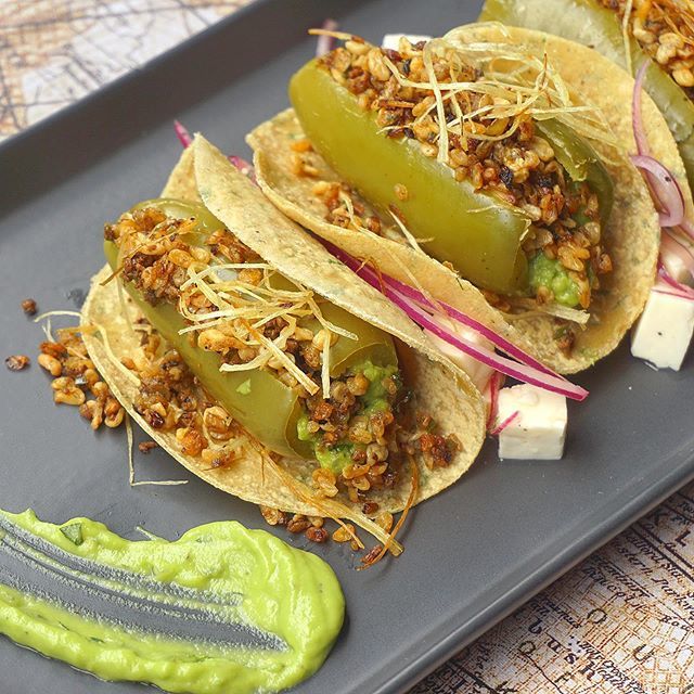 La variedad de chiles en México es infinita. Por eso elegimos los clásicos cuaresmeños para esta temporada. Rellenos es escamoles y guacamole, se sirven en tortillas de queso mozzarella sobre un tiradito de queso blanco y cebolla morada. ¡Te van a encant… ift.tt/2PpH6FX