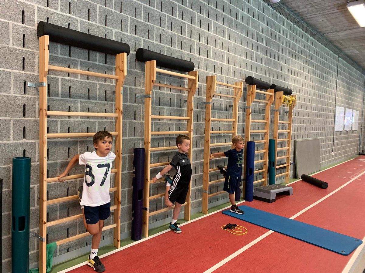 Locourtois18's tweet photo. KDT kick-off stage met 1 hoofdaccent op en 1 naast het terrein #tennisvlaanderen #talentontwikkeling  #atletischeaandachtshouding  #coolingdown  #57spelers #u8temu12 💪 https://t.co/2ryPuYiMgN