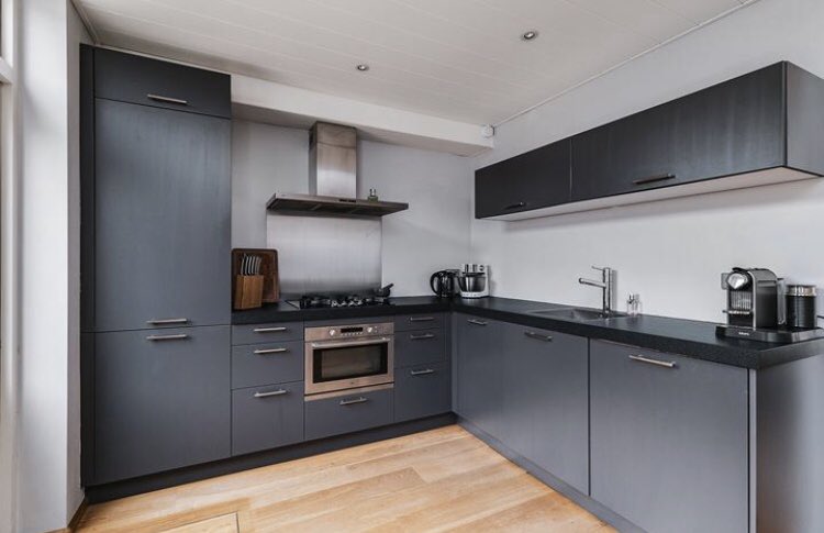 Eengezinswoning in hartje Voorhout met 3 slaapkamers, zonnige tuin, grote badkamer en ruime schuur. Te bezichtigen per september. Meer info: funda.nl/koop/voorhout/…
#voorhout #huistekoop