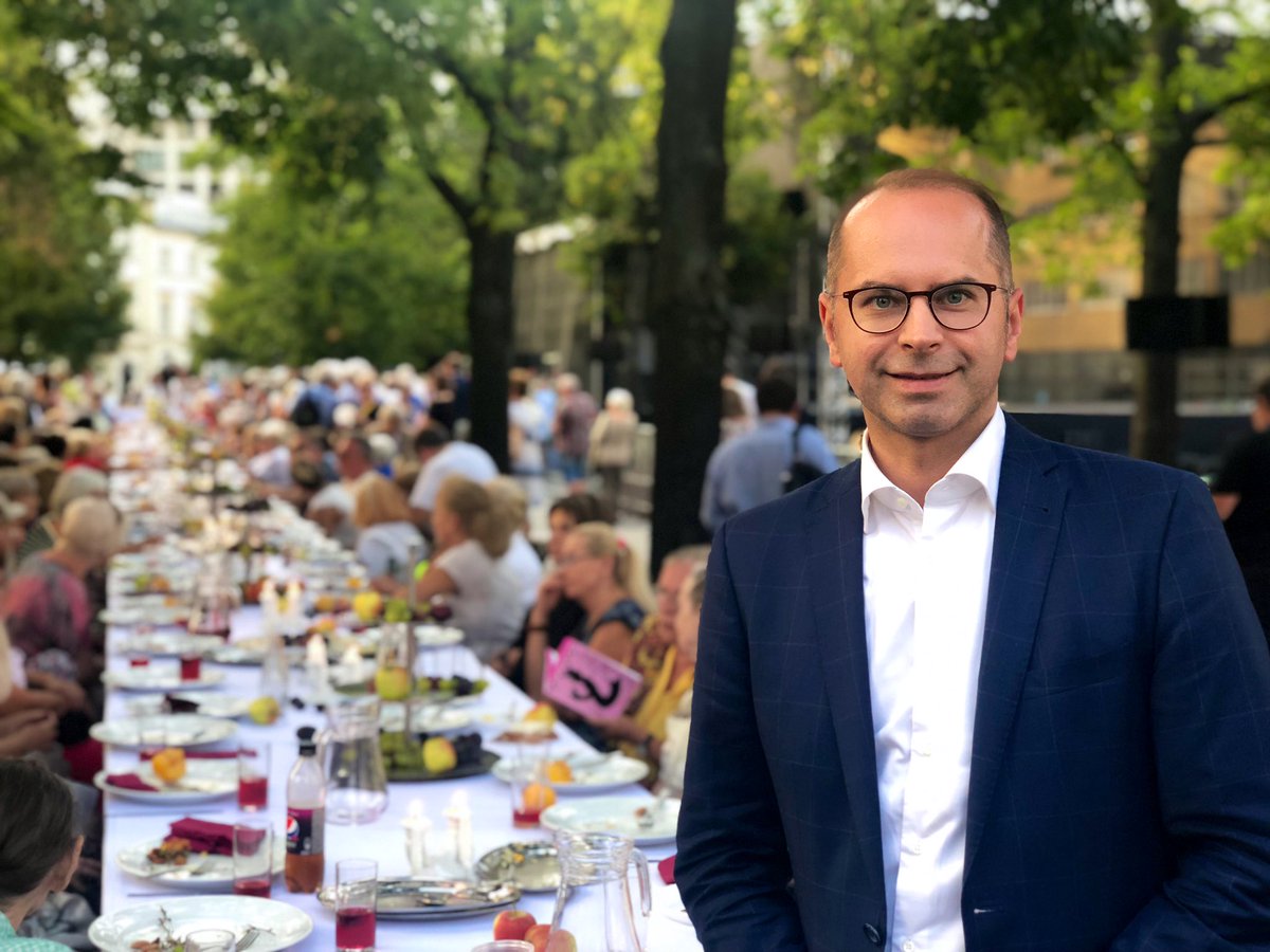 MichalSzczerba's tweet photo. Warszawa otwarta, różnorodna i wielokulturowa. Różne społeczności ubogacały stolicę i współtworzyły jej kulturę, tożsamość i rozwój przez wieki. Uczestniczyłem dziś w corocznej wspólnej kolacji szabasową Szabat Szalom w trakcie festiwalu #WarszawaSingera. @FundacjaShalom 🎼💛 https://t.co/KeVstzTo7i