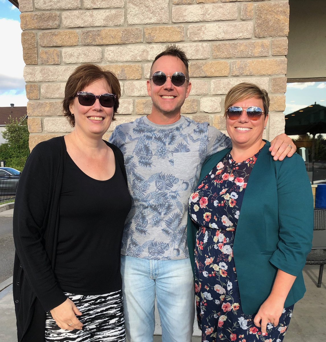 Mme Julie et Mme Sylvie ont rencontré quelqu’un hier soir en preparation à un grand événement <a href="/EcoleHJ_CECCE/">École élémentaire catholique Horizon-Jeunesse</a> ... Le connais-tu? #CECCE  <a href="/SylvieB87937367/">Sylvie Bouchard</a>