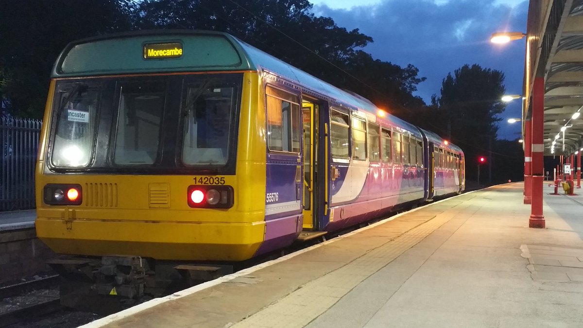 Conductor_Amos's tweet image. A few night time shots of @northernassist 142035 at Lancaster and Morecambe. 

@Clinnick1 @dispatcher1965 @RobertsGarstang @cheggs1978 @therealRitchP @railwaysillus 

#leylandsfinest #pacer #class142