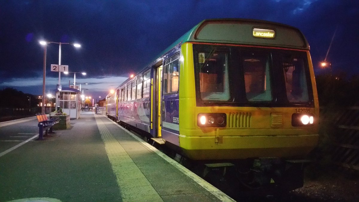 Conductor_Amos's tweet image. A few night time shots of @northernassist 142035 at Lancaster and Morecambe. 

@Clinnick1 @dispatcher1965 @RobertsGarstang @cheggs1978 @therealRitchP @railwaysillus 

#leylandsfinest #pacer #class142