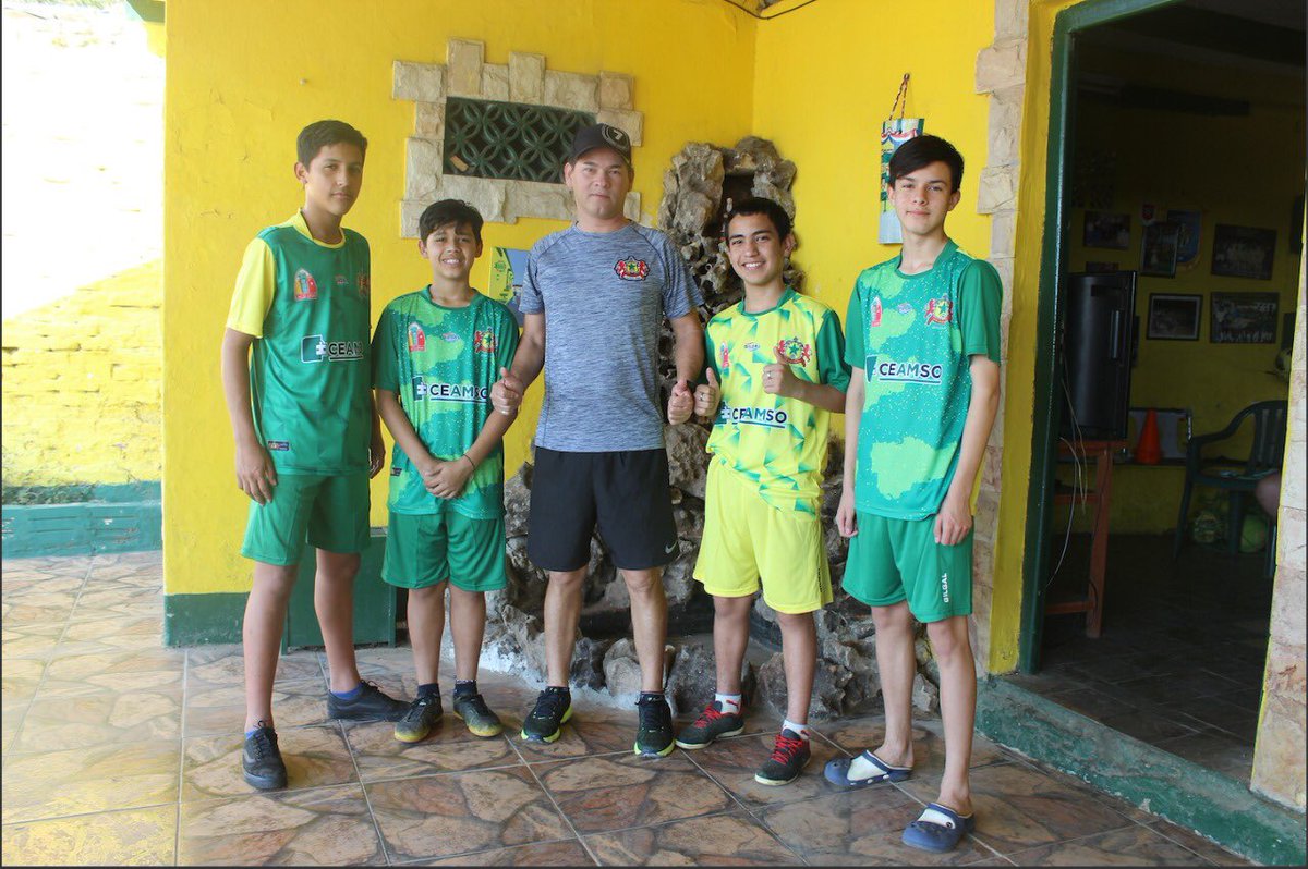 lomasanje's tweet photo. Ayer el club de nuestro barrio recibió la donación de 30 indumentarias deportivas completas que serán utilizadas por sub 13 y 15 ⚽️💚💛

¡Gracias @Ceamsopy por ayudarnos a fomentar el deporte en nuestra comunidad! https://t.co/V8zQdG3eld