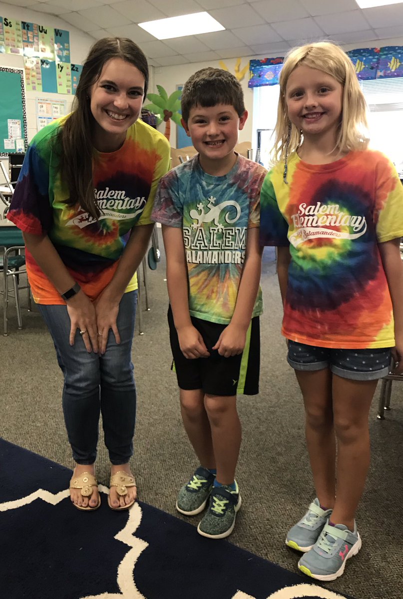 MsBerkSecond's tweet photo. Found some cute spirit wear twins on this FriYAY! #wiredforsuccess #twinning @SalemSecond @SalemElementary https://t.co/yiJzuSVWla