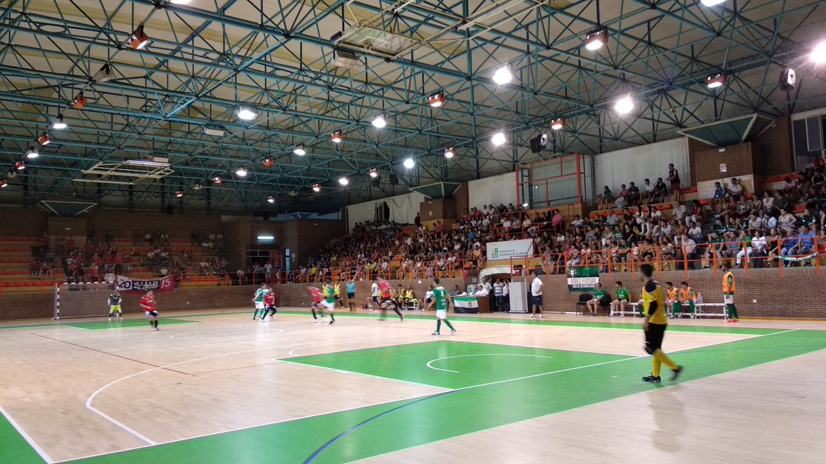 FedExFutbol's tweet photo. 📸Gran ambiente en el Pabellón José Manuel Calderón de Villanueva de la Serena para disfrutar de la 🏆SUPERCOPA DE EXTREMADURA de #FútbolSala | De momento, empate 0-0 entre @ADMadroneraFS y @JerezFutsal | Recuerda que puedes seguirlo 🔴EN DIRECTO desde nuestro canal de 📺#YouTube https://t.co/6Mba3YmBCp