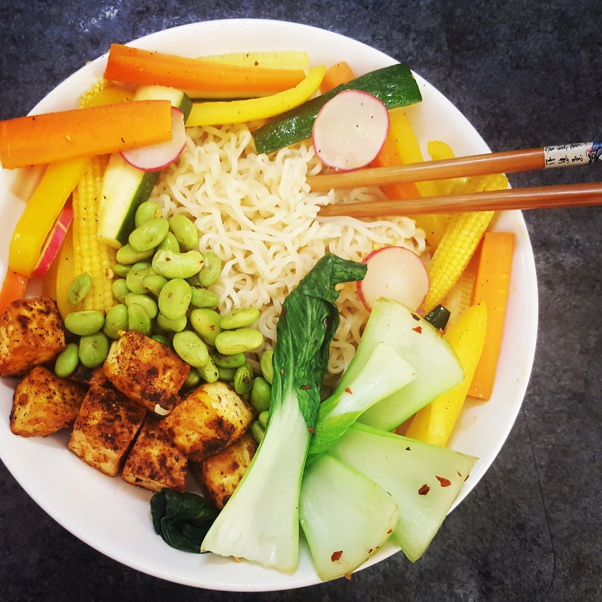 Chilli tofu noodle bowl and vegetables. Happy Friday! 😚🌱💚
#vegan #veganfoodshare #easytobevegan #dairyfree #meatfree #veganaf #veganfood #whatveganseat #veganism #veganforlife #noodles #veganbowl #pokebowl #healthyfood #veganmealideas