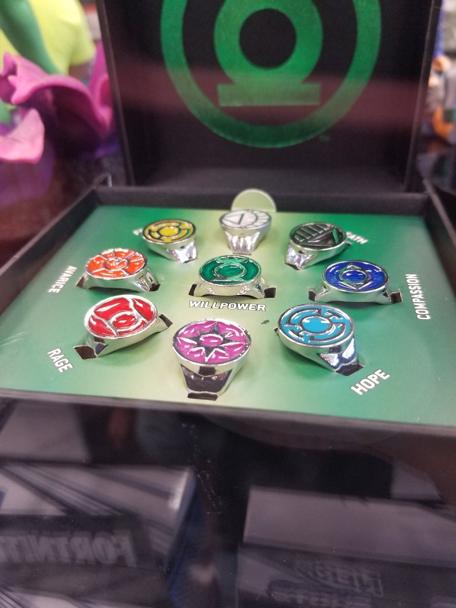 RaidersMera's tweet photo. Got the last box #LanternCorp
#Rings @RaiderXman @annedemic @MarkReadsComics @PeteIllustrated @RicoReadsComics @LeoMarques85 @_BrooklynBatman https://t.co/Uure0nWJGW