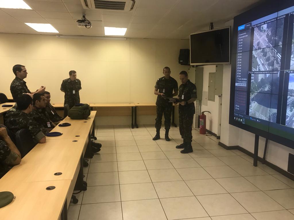cmlexercito's tweet photo. Comando Militar do Leste (CML) recebe alunos do Centro de Aviação do @exercitooficial (CIAvEx). Durante a visita, a comitiva conheceu o Centro de Coordenação de Operações (CCOp/CML), o Pantheon de Caxias e o Espaço Histórico-Cultural CML. #cml #ciavex #exercitobrasileiro https://t.co/dq7Hjz3B0M