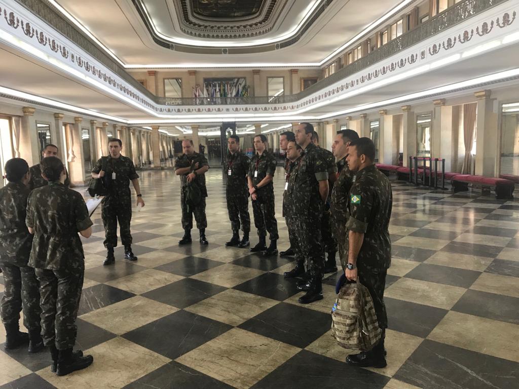 cmlexercito's tweet photo. Comando Militar do Leste (CML) recebe alunos do Centro de Aviação do @exercitooficial (CIAvEx). Durante a visita, a comitiva conheceu o Centro de Coordenação de Operações (CCOp/CML), o Pantheon de Caxias e o Espaço Histórico-Cultural CML. #cml #ciavex #exercitobrasileiro https://t.co/dq7Hjz3B0M