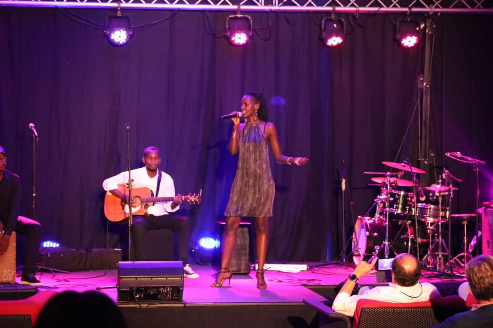 accessbankrw's tweet photo. With a voice as smooth as silk, Singer Songwriter @Injonge serenades us🎤
#FalanaChapterOne #AccessMore #AccessBank #Rwanda #RwOT https://t.co/JEW88JhWB6