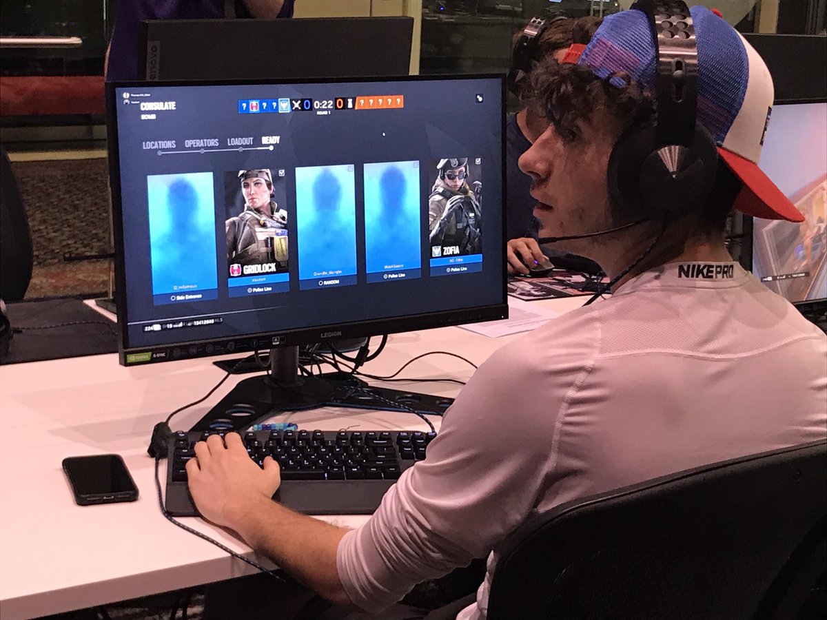 HPUEsports's tweet photo. Our players getting experience in the new room! #HPUEsports https://t.co/tFtis0Q2R7