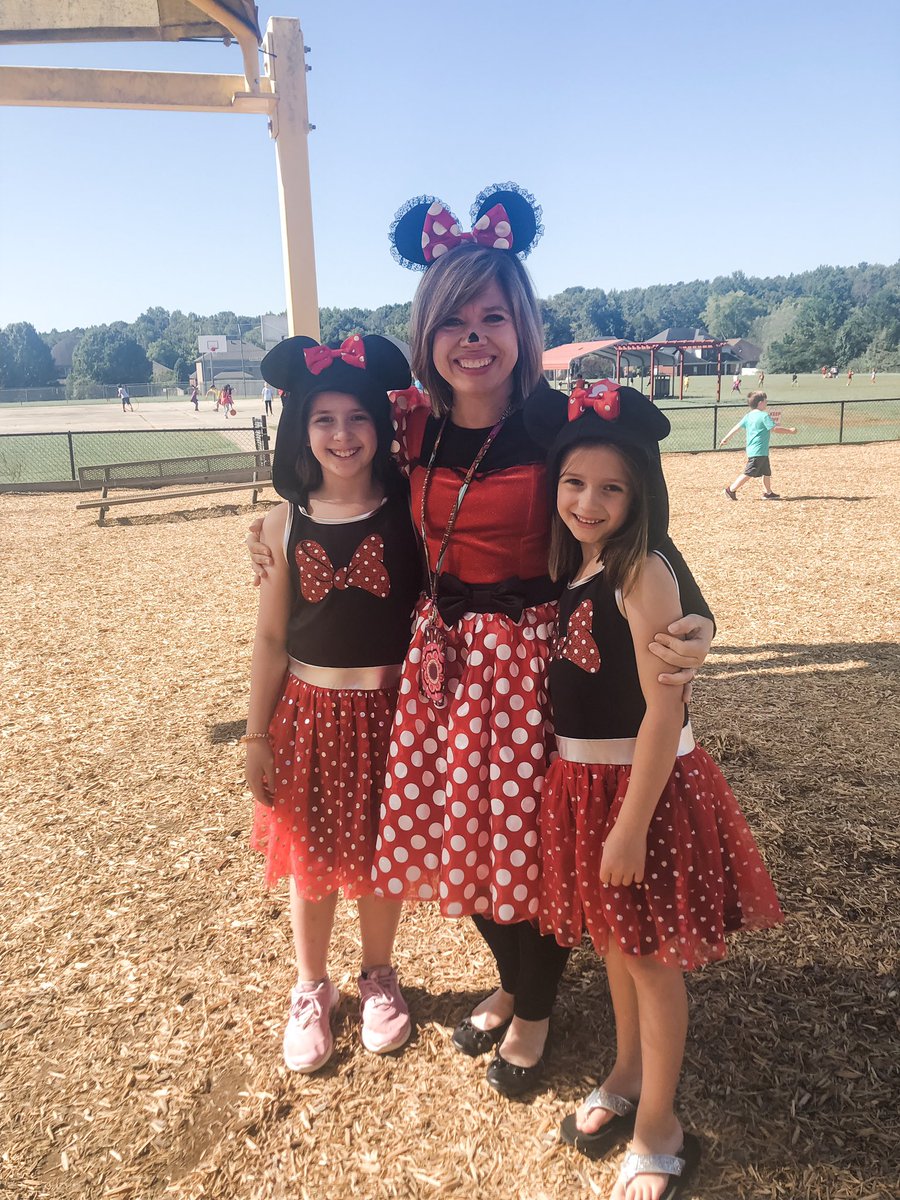 Disney Day <a href="/hrznes/">Horizon Elementary</a> 🖤❤️! Love these little Minnie Mouses!